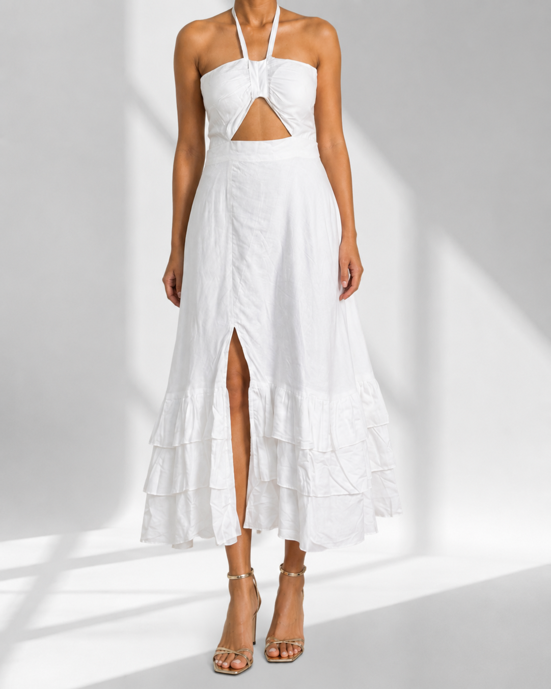 Close view of the knotted bust, keyhole cutout and slit on the MAREVA white maxi dress.
